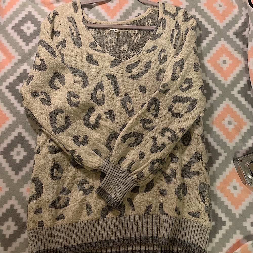 oversized grey & white cheetah print sweatshirt🐆
